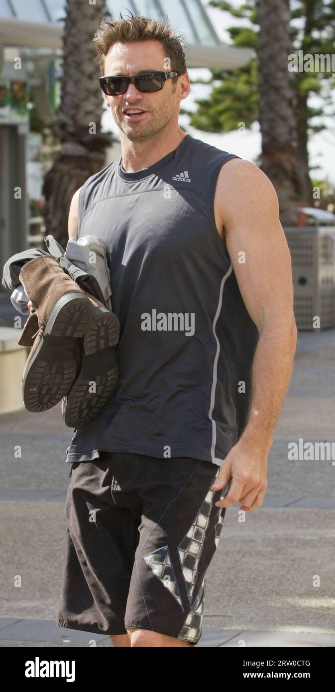 SYDNEY, AUSTRALIEN - SEPTEMBER 27: Schauspieler Hugh Jackman zeigte seine gute körperliche Fitness nach einer Trainingseinheit am Bondi Beach. Hugh Jackman ist in Australien für die Premiere seines neuen Films Real Steel. Am 27. September 2011 in Sydney, Australien. Personen: Hugh Jackman Stockfoto