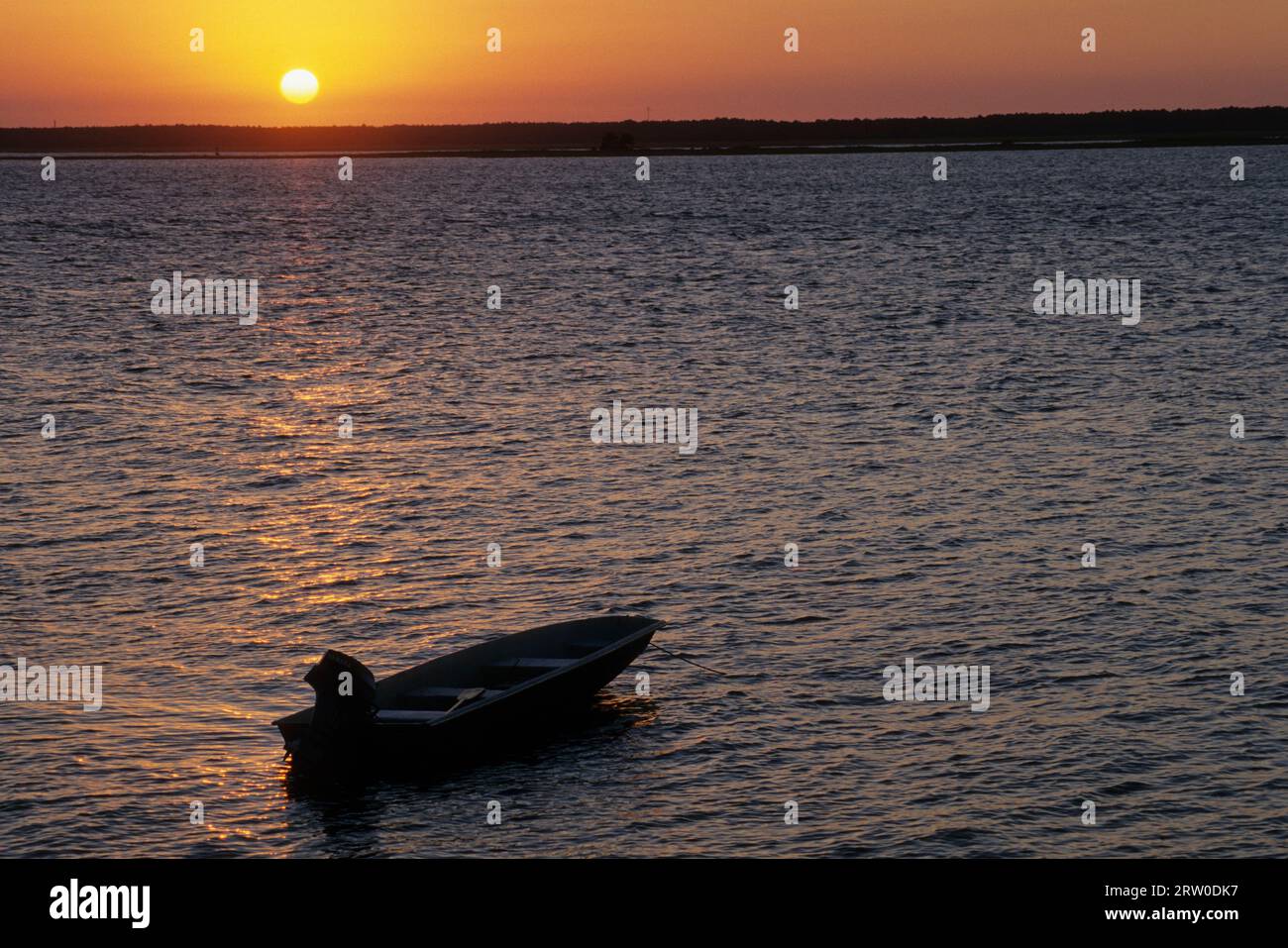 Ruderboot Sonnenuntergang am Sea Camp Dock, Cumberland Island National Seashore, Georgia Stockfoto