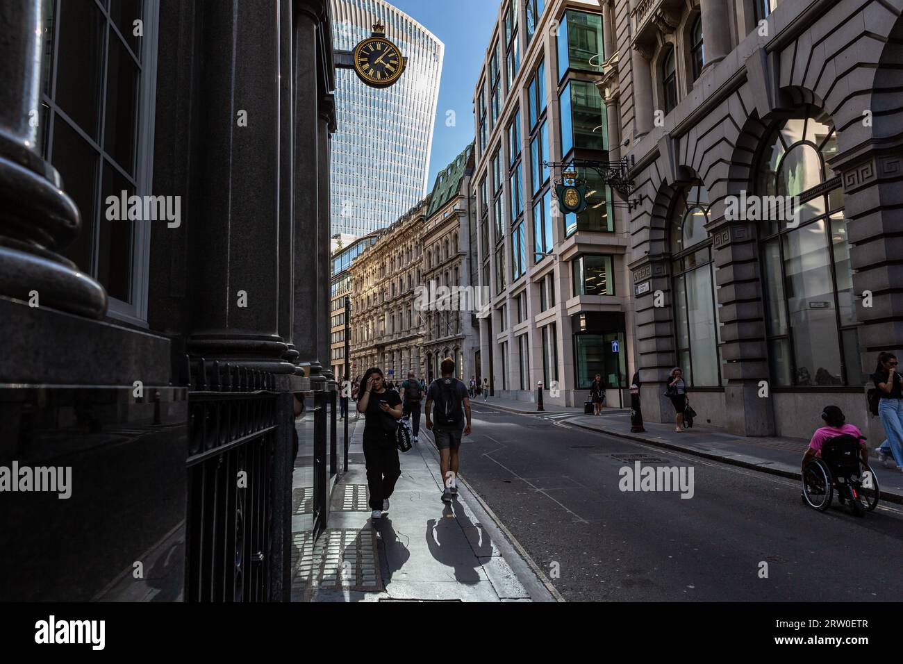 London, Großbritannien. September 2023. Londoner laufen an einem sonnigen Tag in der City of London, dem Finanzviertel der Hauptstadt, während die britische Wirtschaft durch die langfristige Inflation erschüttert wird, Credit: SOPA Images Limited/Alamy Live News Stockfoto