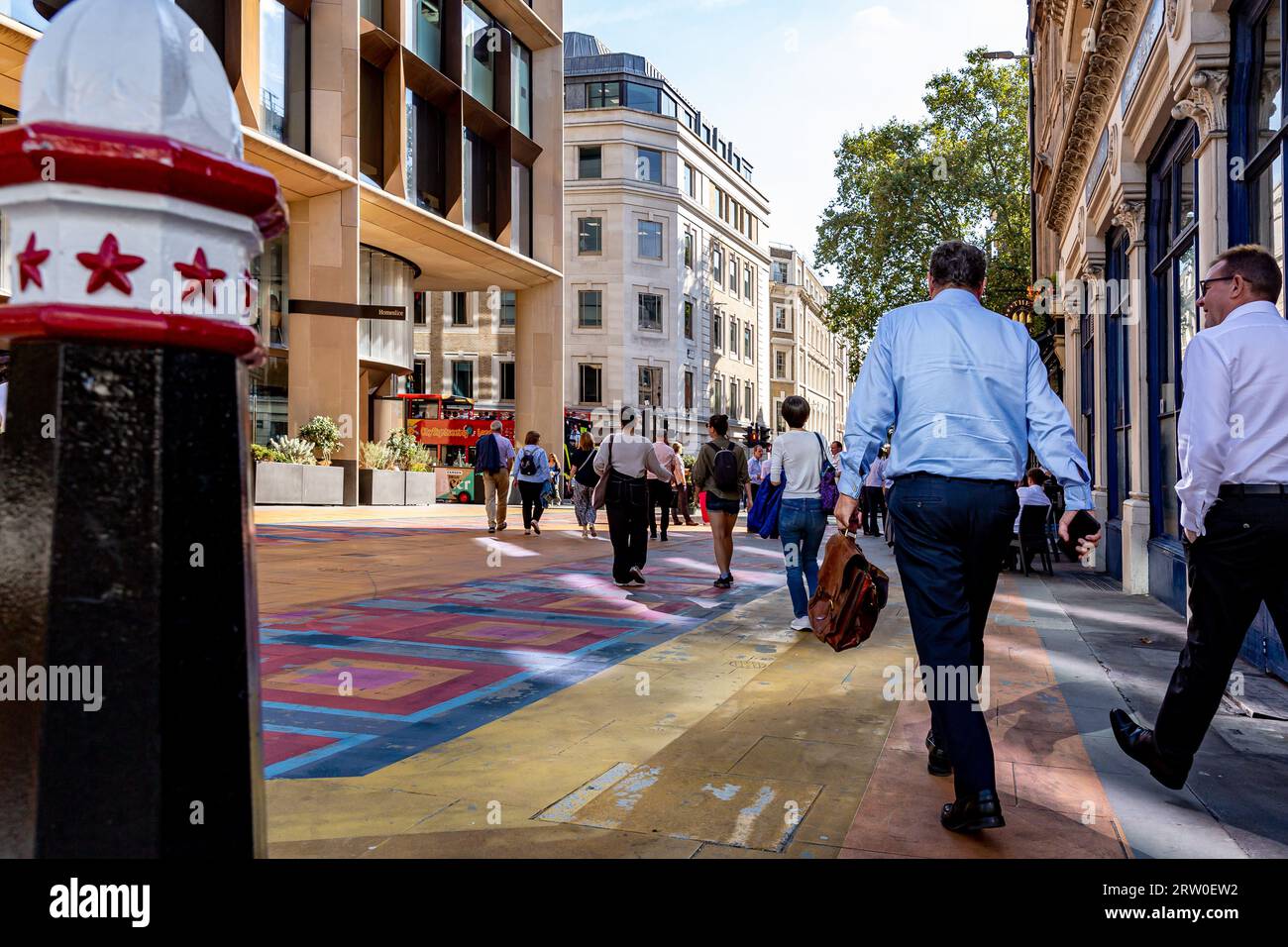 London, Großbritannien. September 2023. Londoner spazieren an einem sonnigen Tag auf den Straßen des Londoner Finanzviertels, während die britische Wirtschaft durch die langfristige Inflation erschüttert wird. Quelle: SOPA Images Limited/Alamy Live News Stockfoto