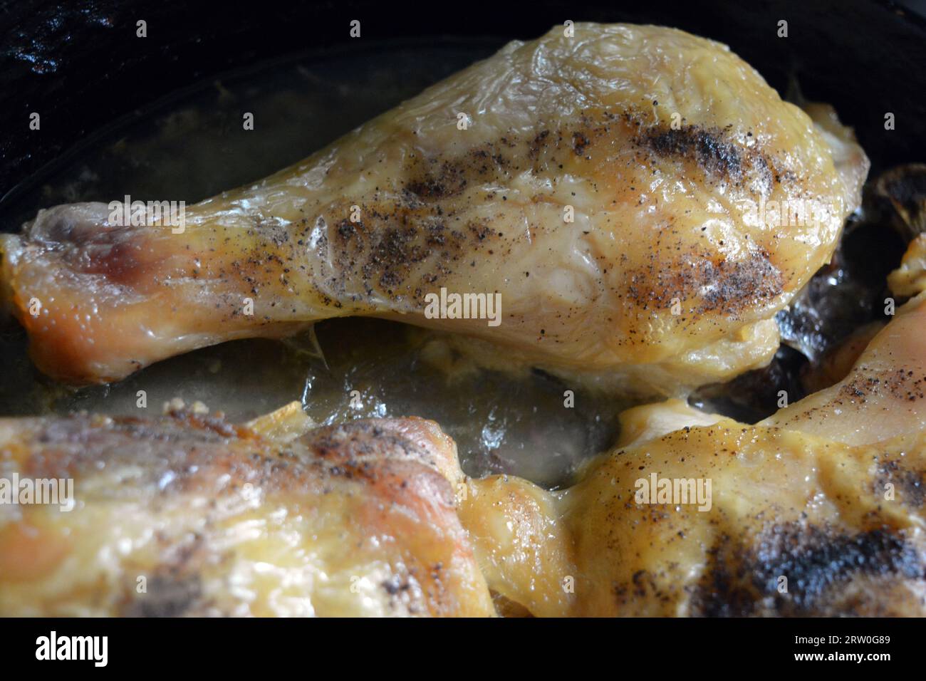 Kochen, gebratenes, im Ofen geröstetes Huhn, Hähnchenschenkel, Hähnchenkegel, Hühnerviertel in einer Metallpfanne. Stockfoto