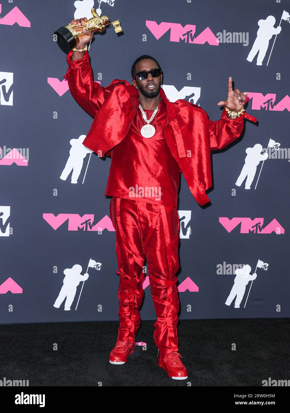 NEWARK, NEW JERSEY, USA - 12. SEPTEMBER: Sean Diddy Combs posiert mit dem Global Icon Award im Pressesaal bei den MTV Video Music Awards 2023 im Prudential Center am 12. September 2023 in Newark, New Jersey, USA. (Foto: Xavier Collin/Image Press Agency) Stockfoto