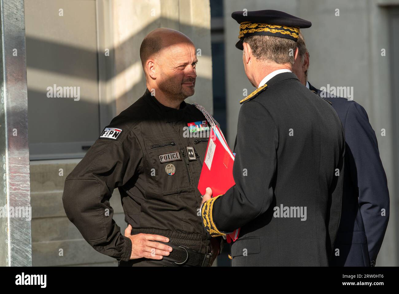 Marseille, Frankreich. September 2023. (L bis R) Jean-Baptiste Dulion, RAID-Chef und Präfekt Christophe Mirmand werden während des Besuchs gesehen. Gerald Darmanin, französischer Minister für Inneres und Überseegebiete, weiht die neuen Gebäude der RAID-Polizeiabteilung in Marseille ein. (Foto: Laurent Coust/SOPA Images/SIPA USA) Credit: SIPA USA/Alamy Live News Stockfoto