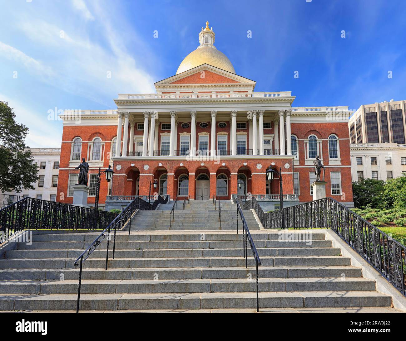 Massachusetts State House und State Library. Imposantes rotes Gebäude mit weißen Säulen und goldener Kuppel. Stockfoto
