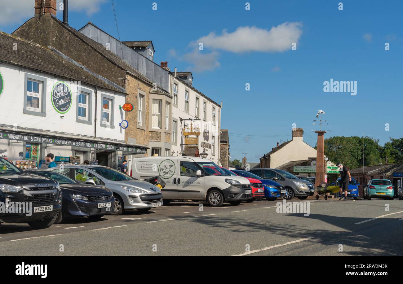 Pooley Bridge, Cumbria, Großbritannien 13. September 2023 ein sonniger Tag am Ende der Sommersaison in diesem geschäftigen Dorf im Lake District Stockfoto