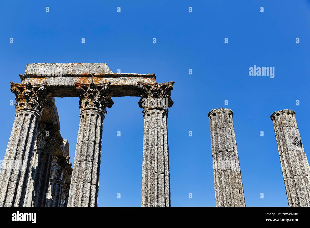 Säulen vor blauem Himmel, römischer Tempel, Templo de Diana, Evora, Evora, Alentejo, Portugal Stockfoto