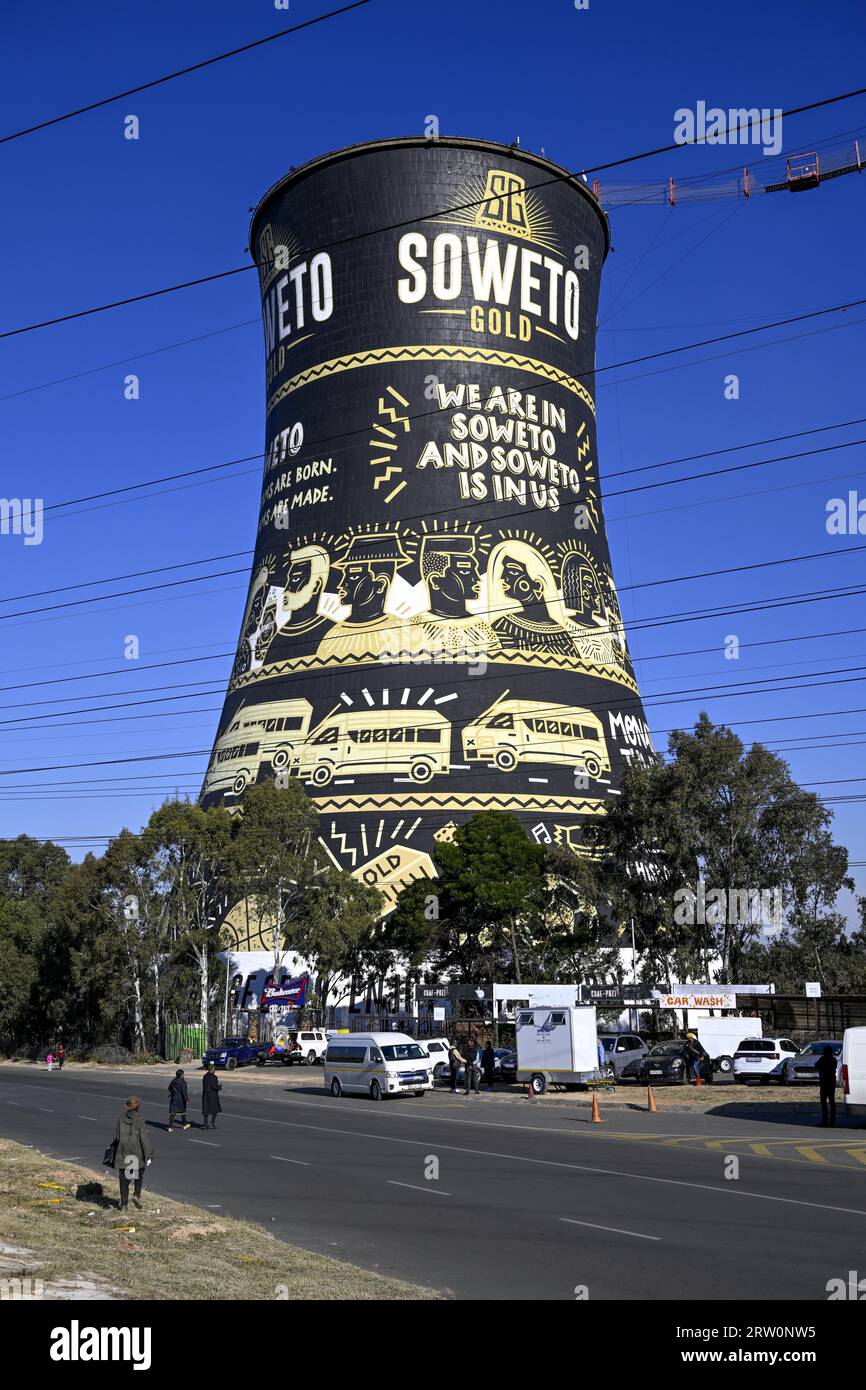 Einer der Orlando Towers des Orlando Power Station, stillgelegtes Kohlekraftwerk, Soweto, Township, Johannesburg, Gauteng Province, Süden Stockfoto