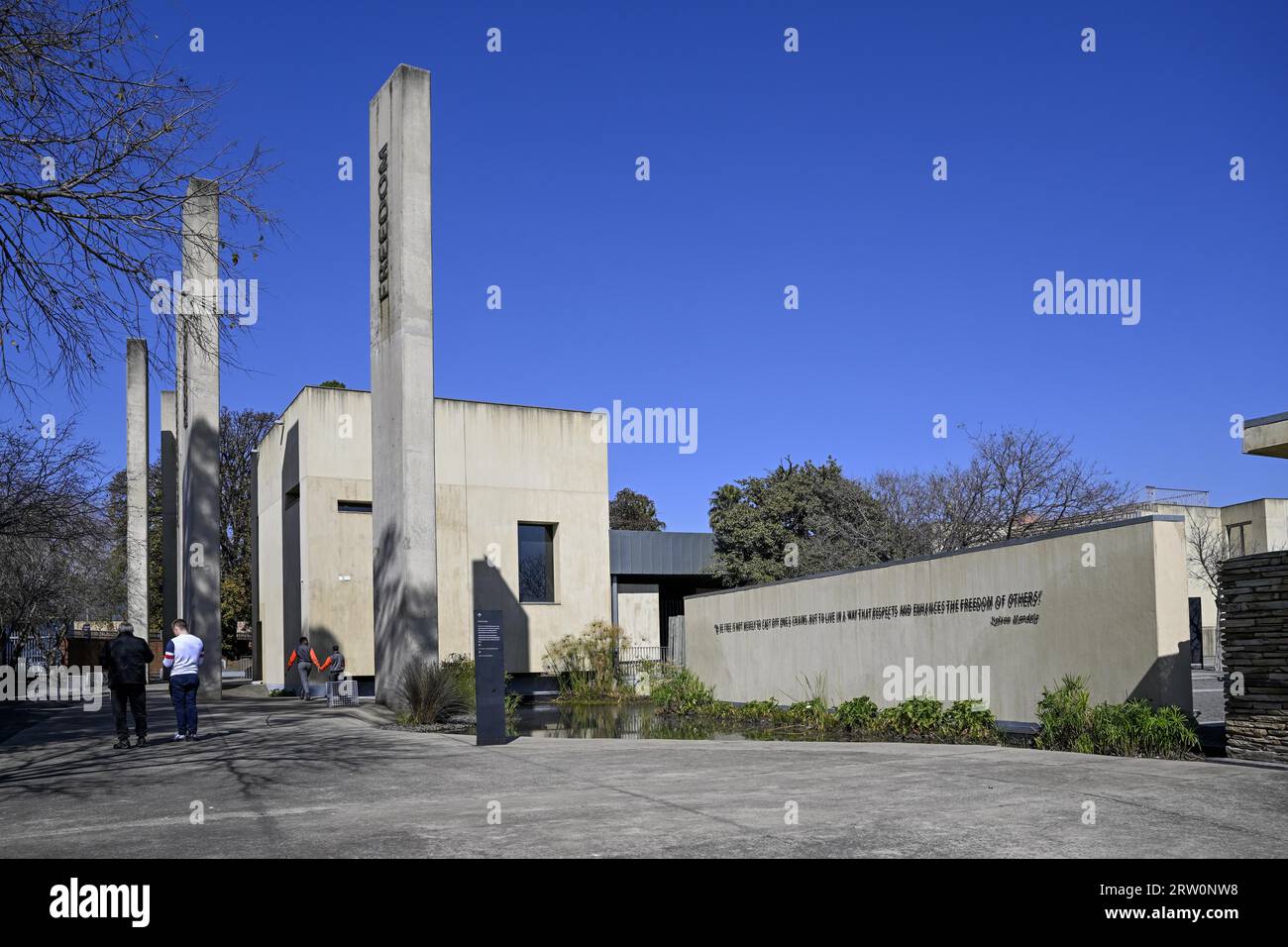 Außenansicht des Apartheid-Museums, Gold Reef City, Johannesburg, Provinz Gauteng, Südafrika Stockfoto