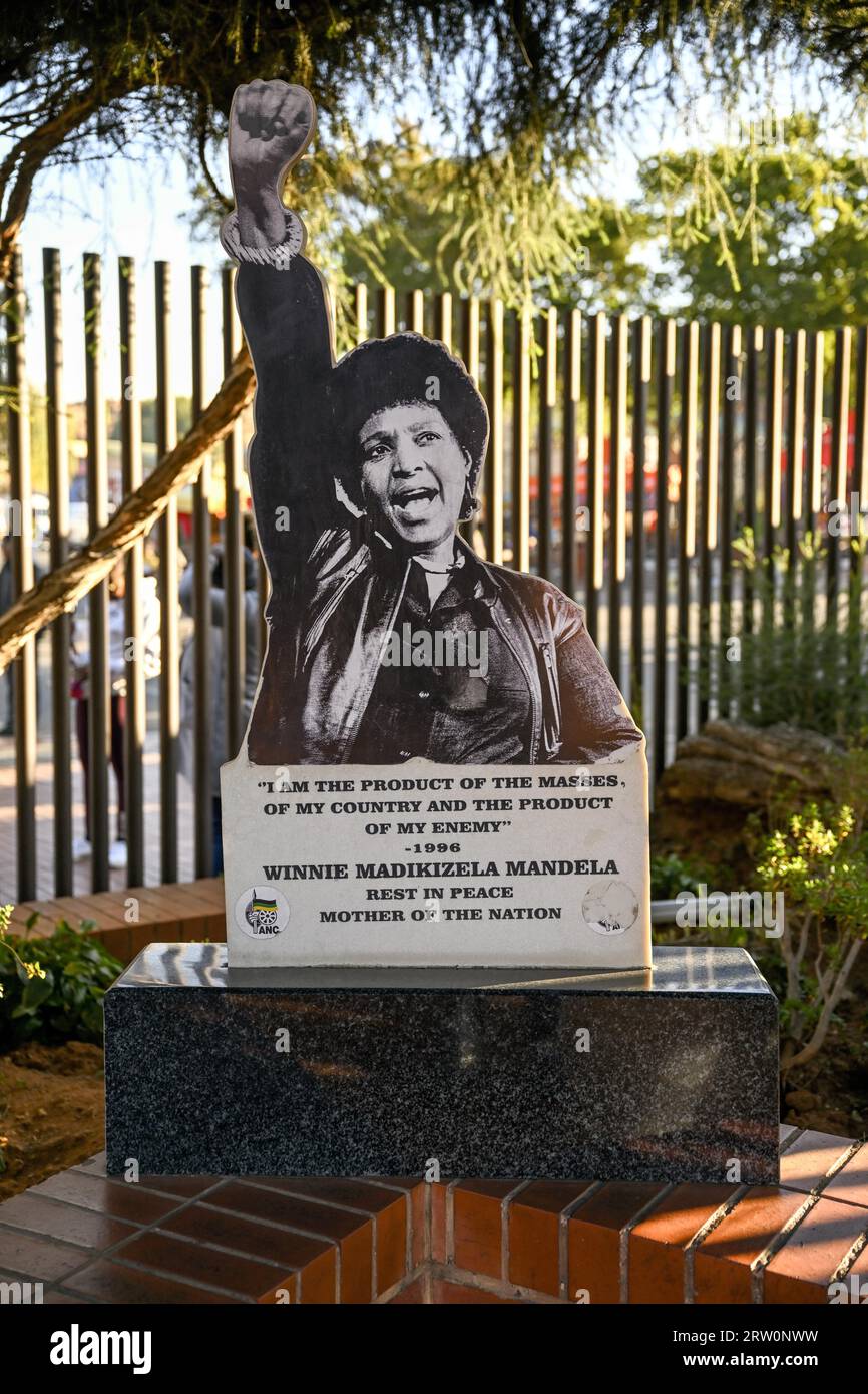 Bild von Winnie Mandel vor Mandela House, ehemaliges Haus von Nelson Mandela, Soweto, Township, Johannesburg, Provinz Gauteng, Südafrika Stockfoto
