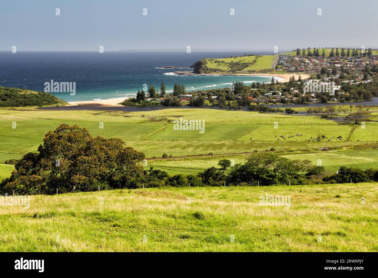 Blick auf die Küstenlandschaft von Gerrigong und den Strand Werri Beach, New South Wales, Australien, gehört zu Gerrigong Stockfoto