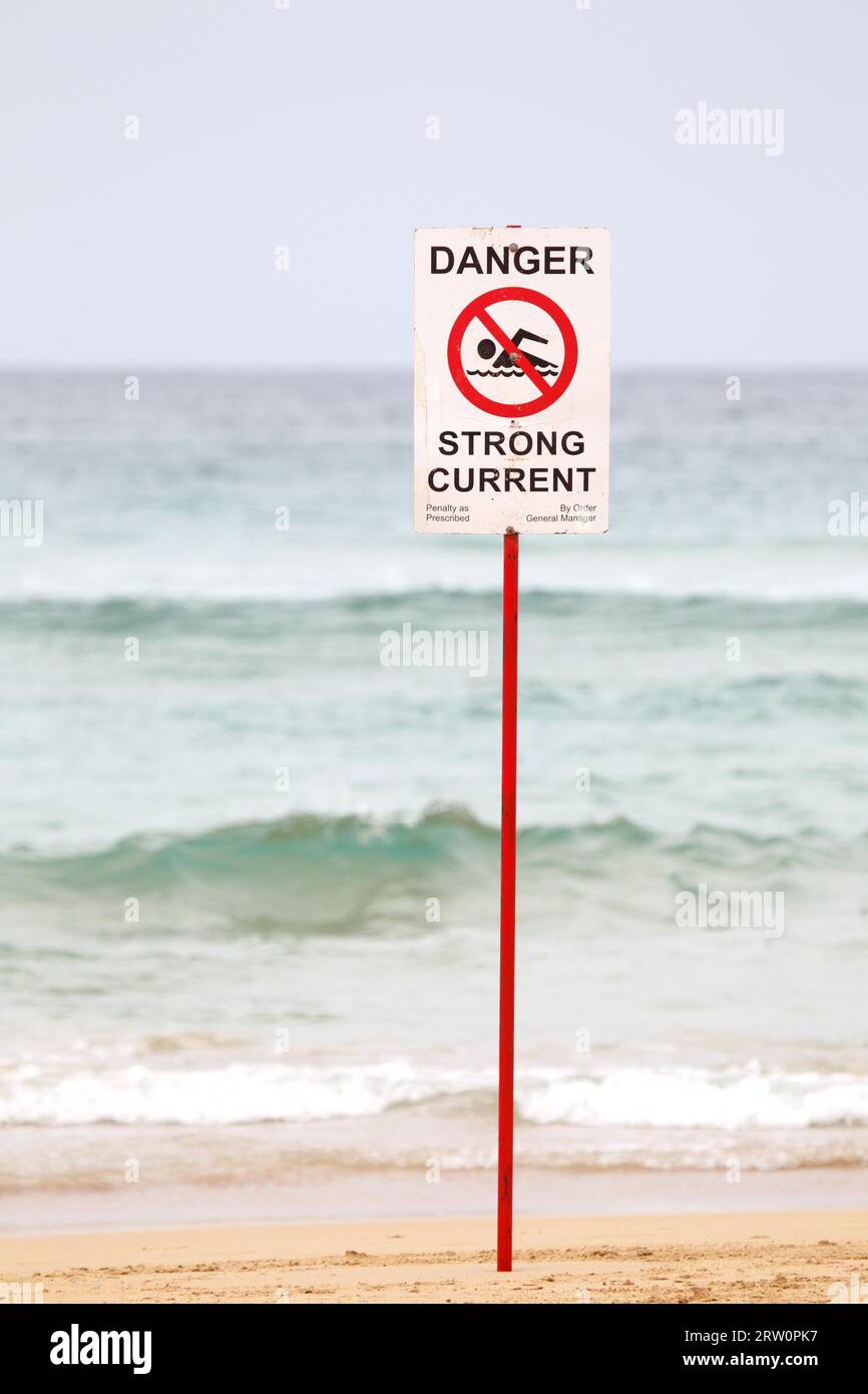 Kein Schwimmen, Schild warnt vor starker Strömung am Manly Beach, Sydney, Australien Stockfoto