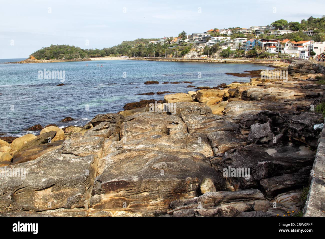 Felsige Küste an der Cabbage Tree Bay und Blick auf Shelly Beach in Manly, Sydney, Australien Stockfoto