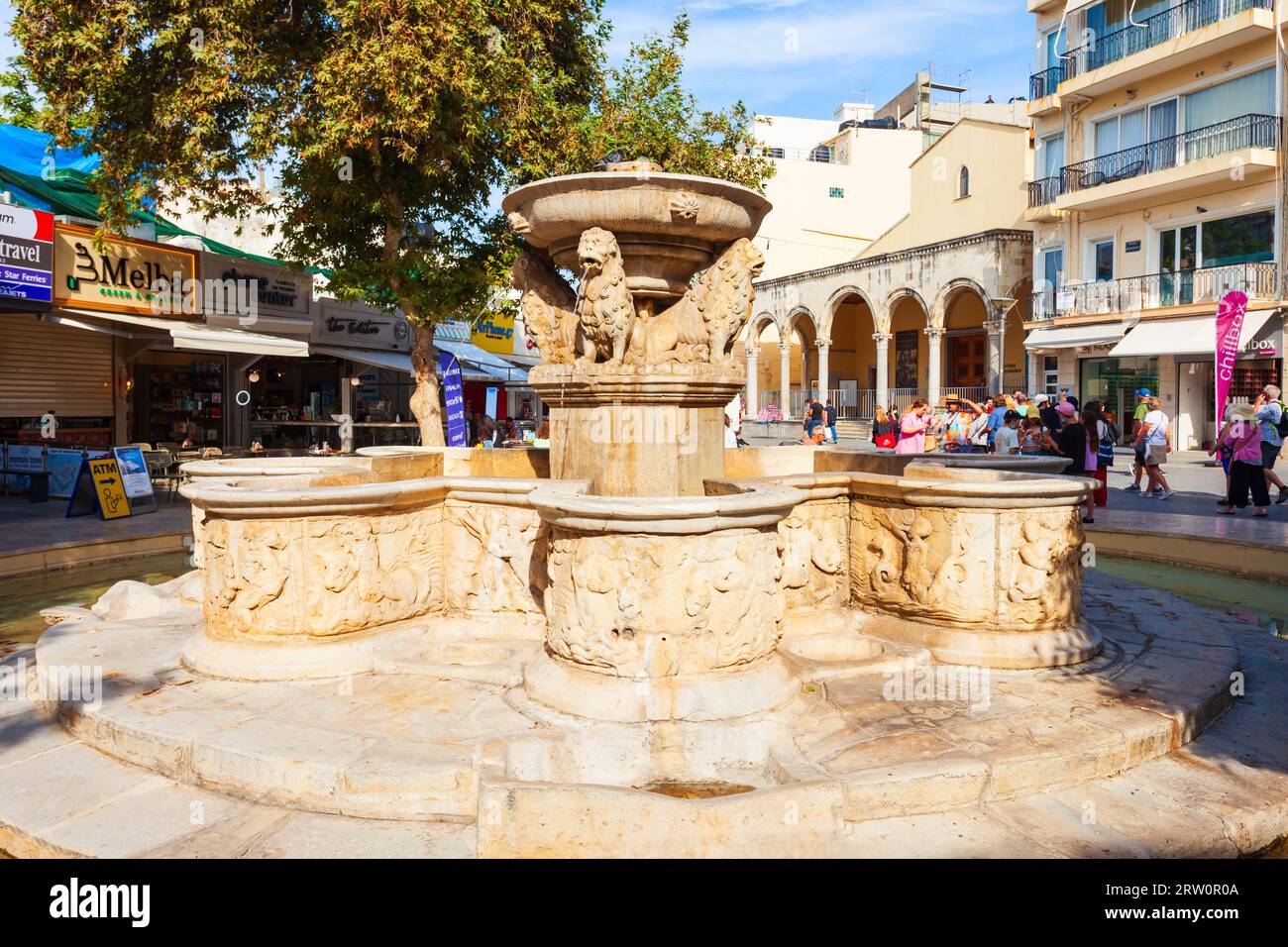 Heraklion, Griechenland - 13. Oktober 2021: Morosini-Brunnen am Löwenplatz im Stadtzentrum von Heraklion auf Kreta in Griechenland Stockfoto