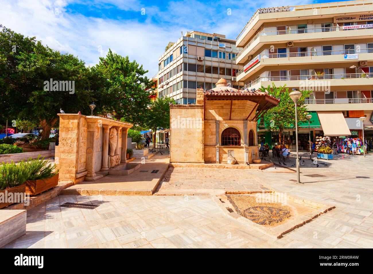 Heraklion, Griechenland - 13. Oktober 2021: Der alte venezianische Bembo-Brunnen und das türkische SEBIL am Kornarou-Platz in Heraklion auf Kreta, Gree Stockfoto