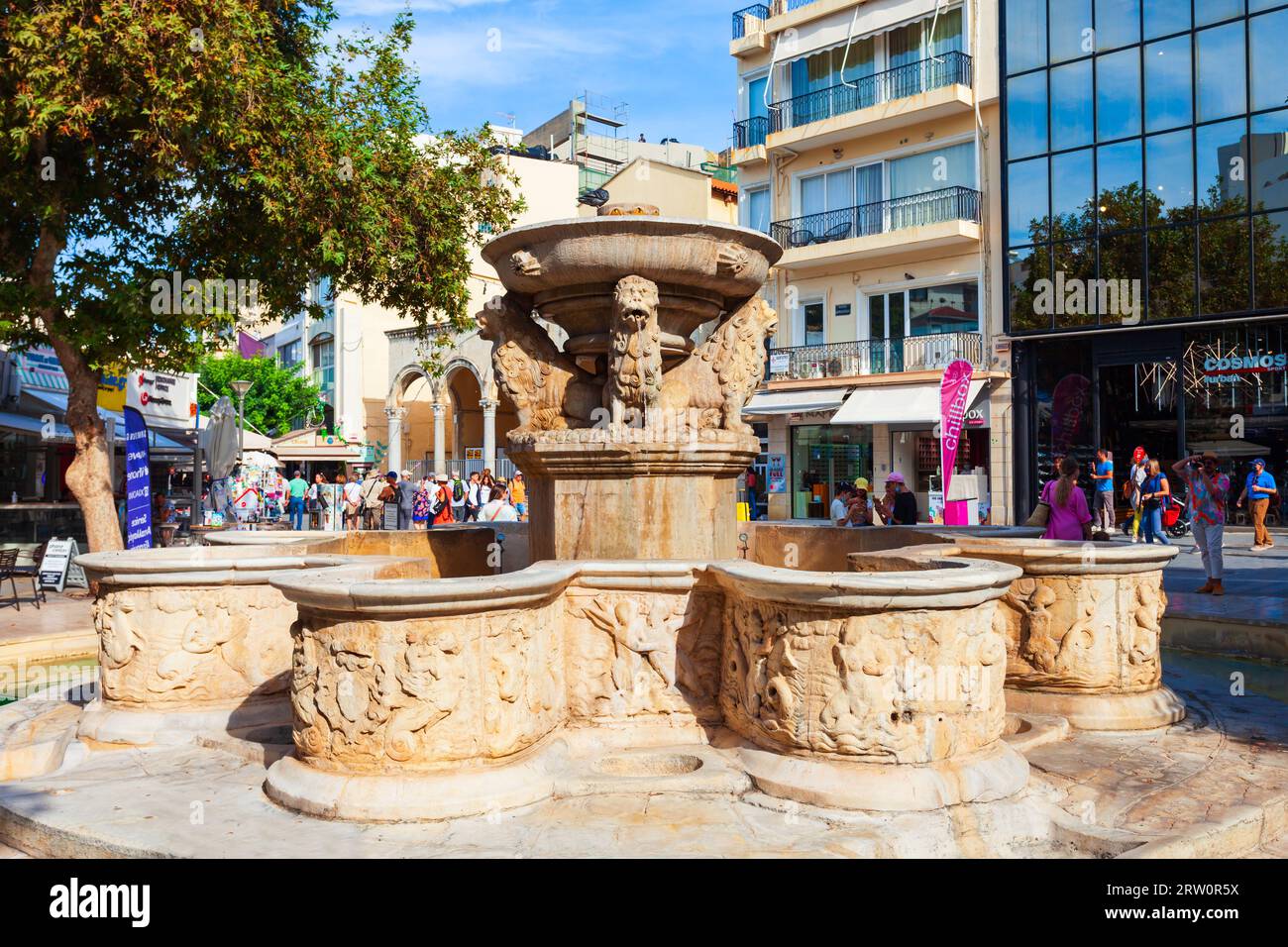 Heraklion, Griechenland - 13. Oktober 2021: Morosini-Brunnen am Löwenplatz im Stadtzentrum von Heraklion auf Kreta in Griechenland Stockfoto