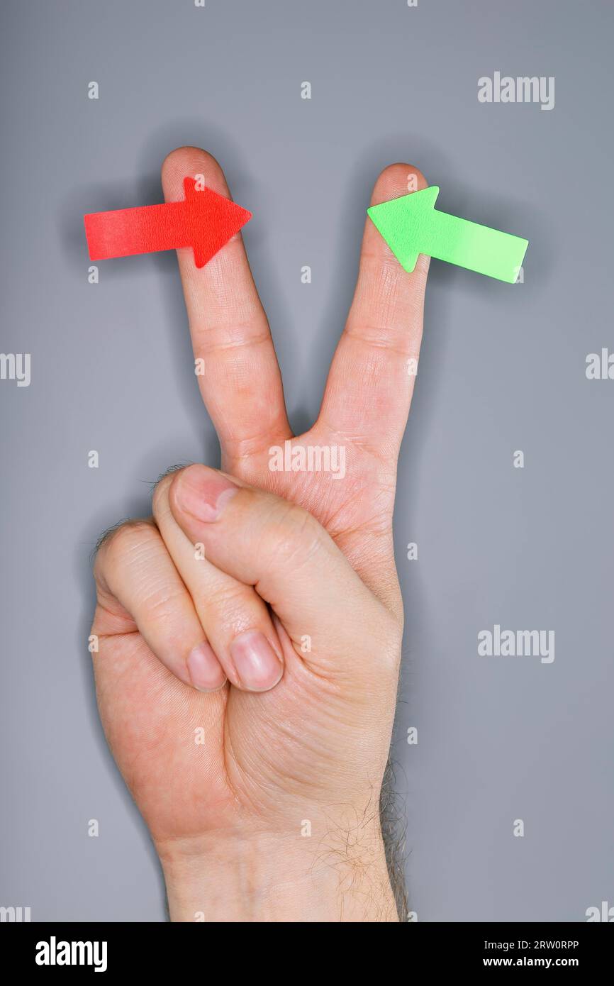 Eine Hand mit Pfeilaufklebern. Sehr kurze Schärfentiefe und Ringblitzbeleuchtung Stockfoto