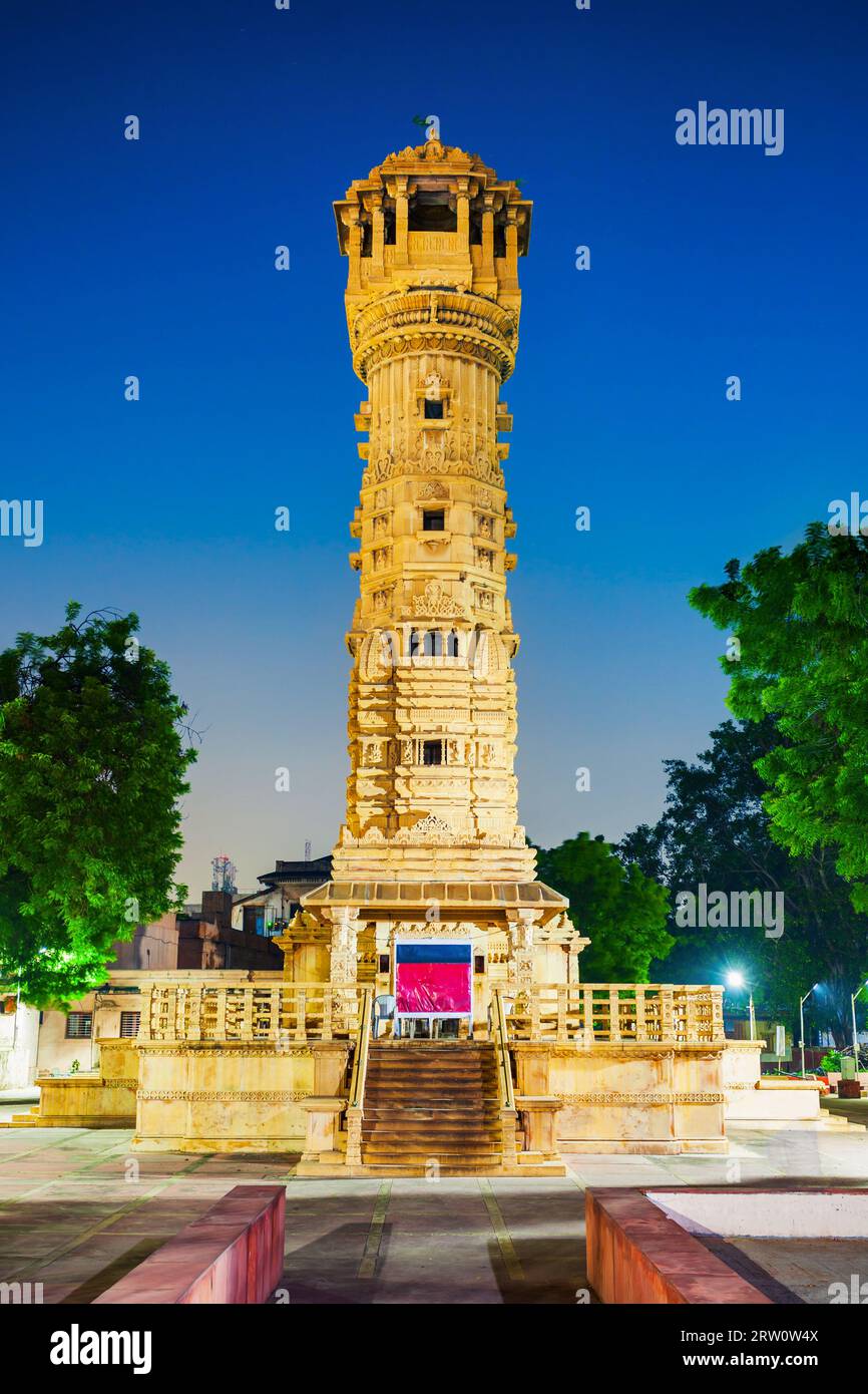 Kirti Stambh Turm am Hutheesing Tempel, der bekannteste Jain Tempel in Ahmedabad Stadt im Gujarat Staat von Indien Stockfoto