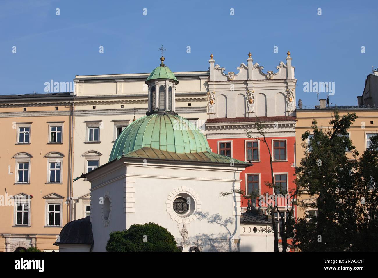 Kirche St. Wojciech und historische Mietshäuser in der Altstadt von Krakau in Polen Stockfoto