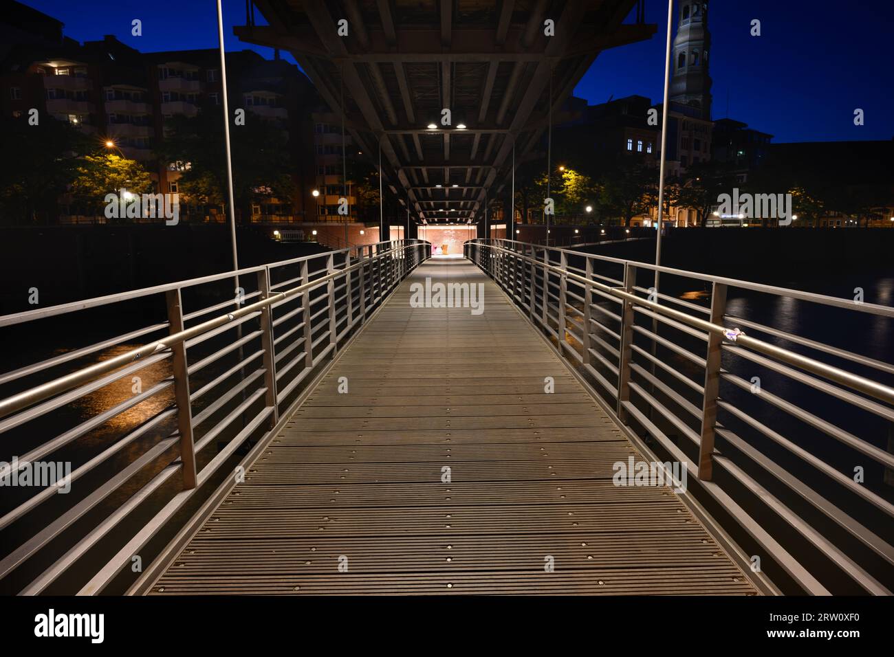 Hamburg, Deutschland - 13. Juni 2023: Kibbelsteg-Brücke bei Nacht beleuchtet. Stockfoto