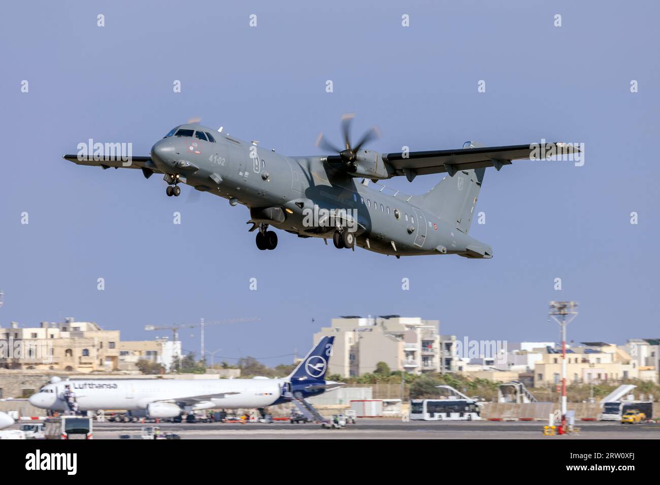 Die italienische Luftwaffe ATR P-72A (Reg.: MM62280) verlässt Malta nach einem dreitägigen Aufenthalt. Stockfoto