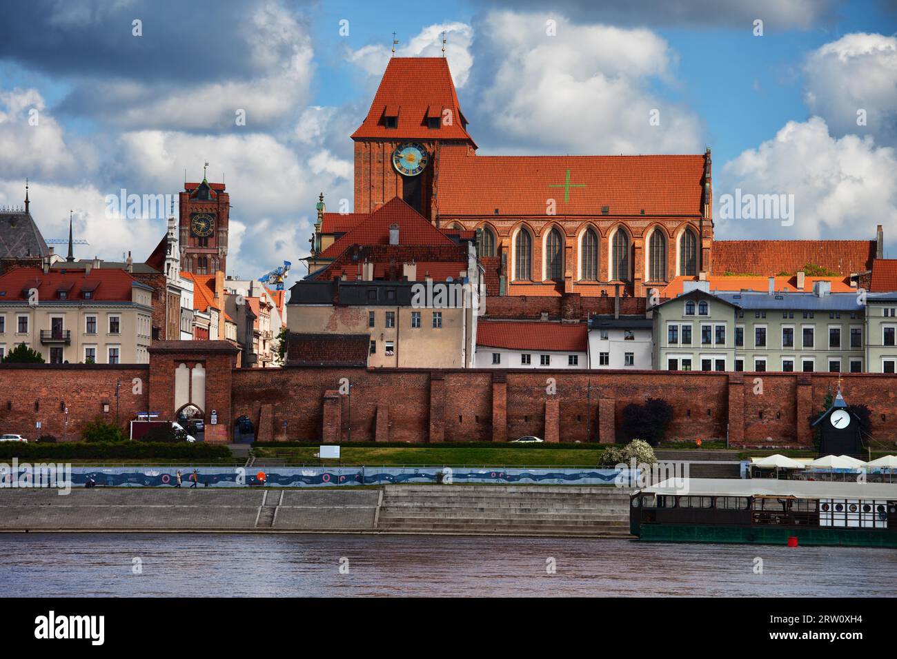 Stadtbild der Stadt Torun in Polen, Skyline der Altstadt mit Kathedrale von St. Johannes der Täufer und Johannes der Evangelist Stockfoto