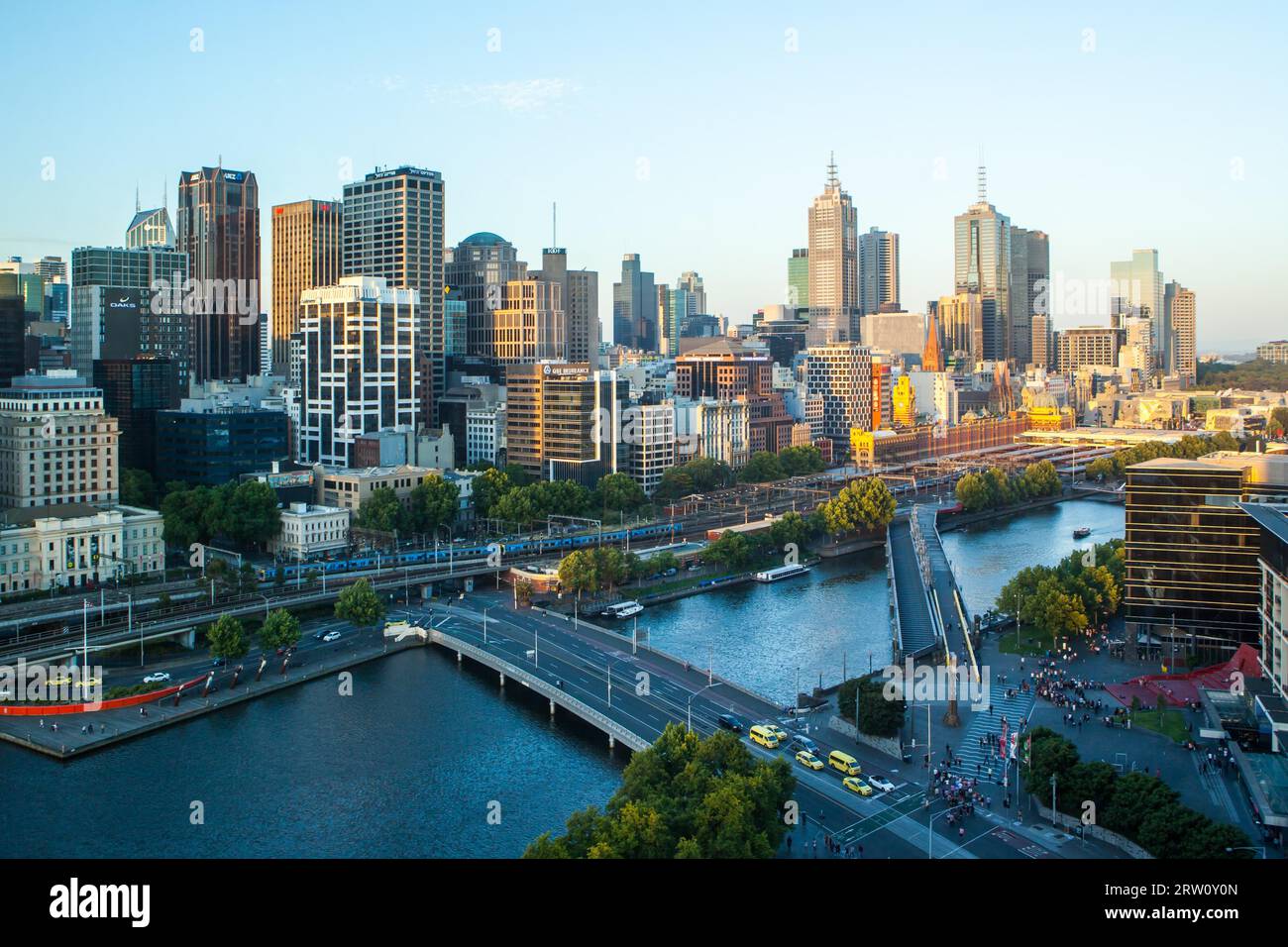 Melbourne, Australien, November 29, Melbournes berühmte Skyline von Southbank in Richtung Flnders St Station am 29. November 2014 Stockfoto