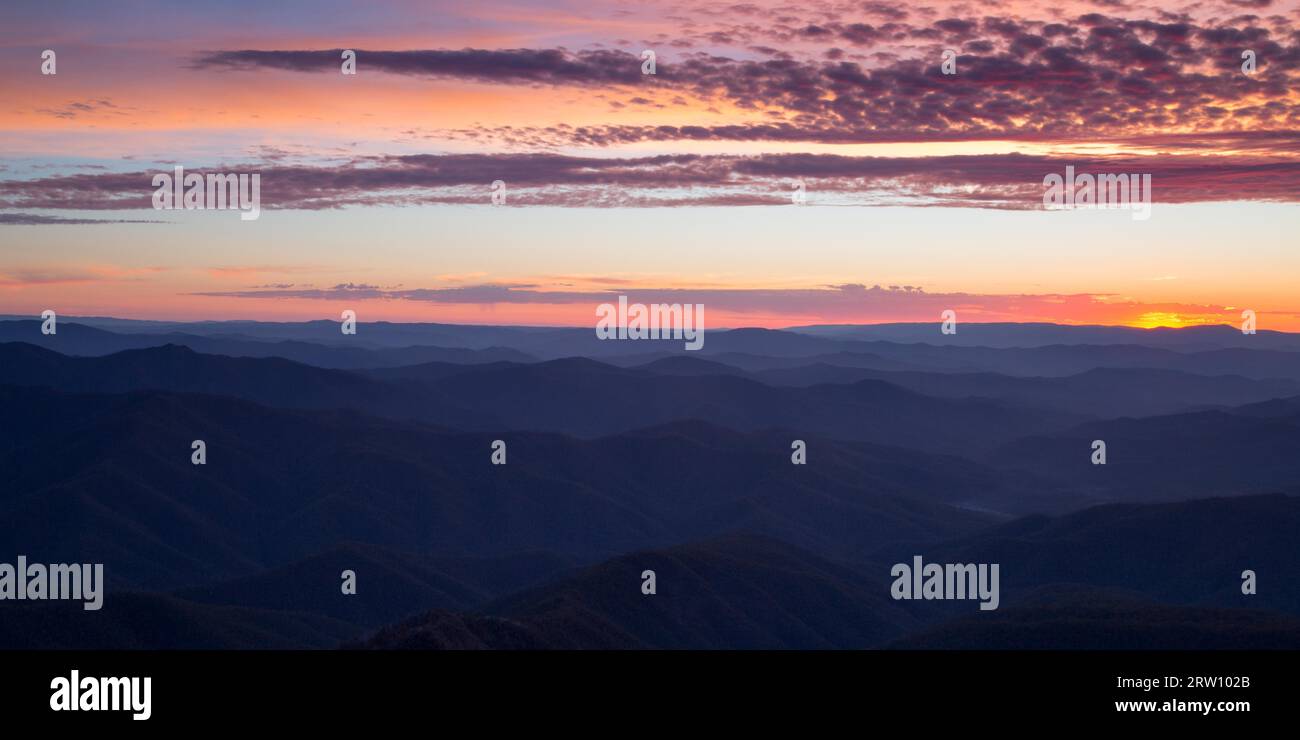 Im Sommer Blick vom Mt Buller über wenig Buller Sporn und der Viktorianischen Alpen in Australien Stockfoto