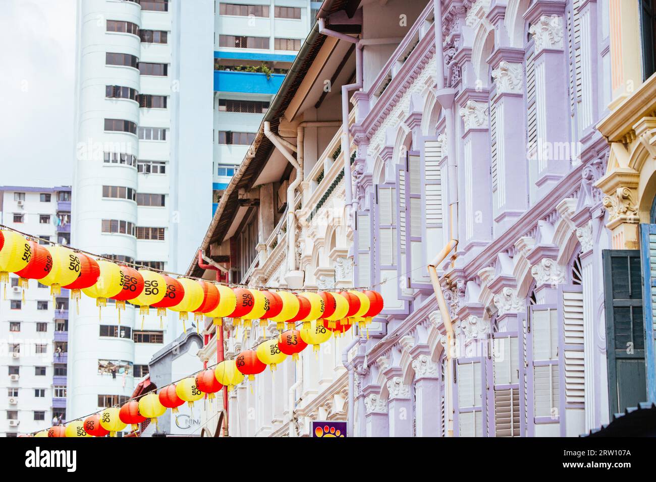 Gebäude Architektur und Wohnung Muster an einem klaren Tag in Chinatown Singapur Stockfoto