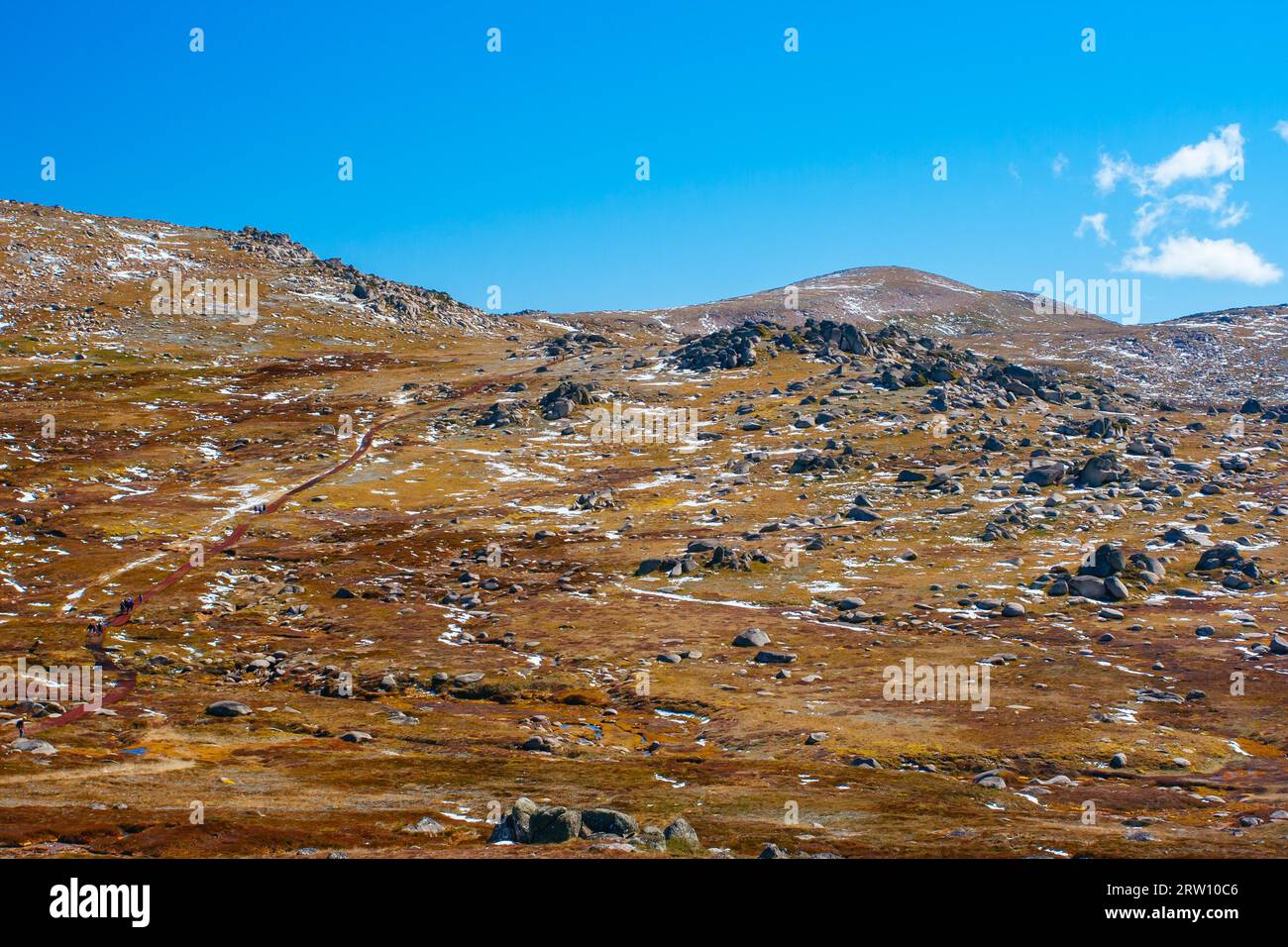 Ein spektakulärer Blick über das Tal auf dem Kosciuszko Walk in der Nähe des Gipfels von Thredo in Snowy Mountains, New South Wales, Australien Stockfoto