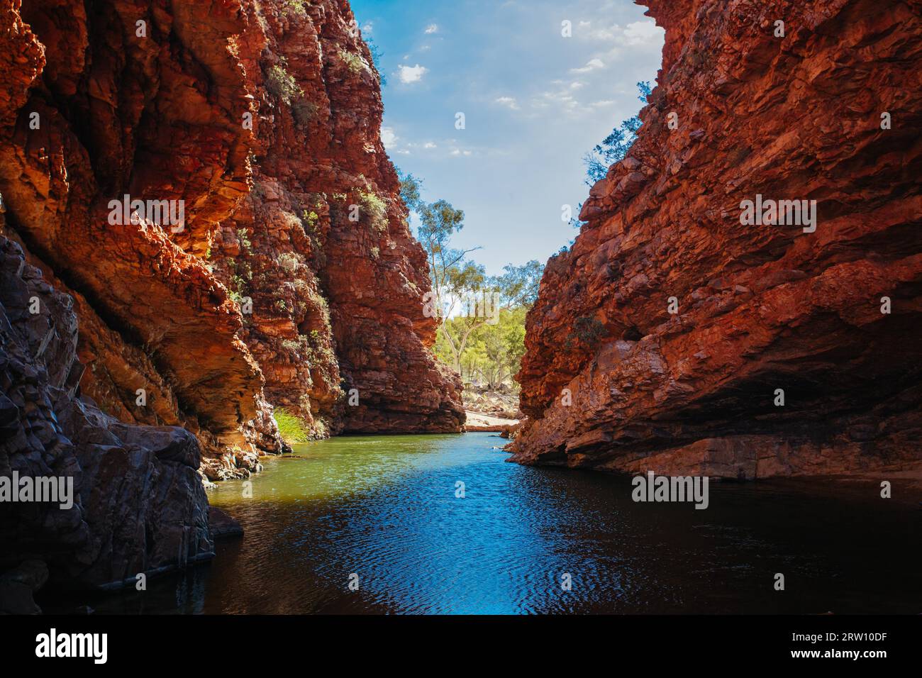 Der berühmte Simpsons Gap und seine faszinierenden Felsformationen im MacDonnell Ranges National Park, in der Nähe von Alice Springs im Northern Territory Stockfoto