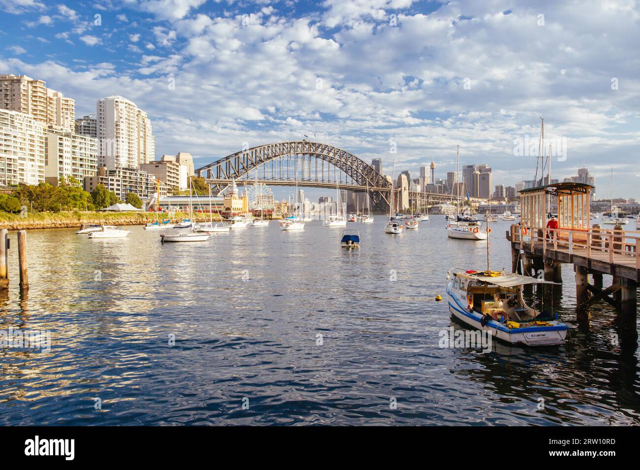 Sydney, Australien, 8. Februar 2015: Blick auf die Lavender Bay in der Nähe des Luna Park in Richtung Sydney CBD in New South Wales, Australien Stockfoto