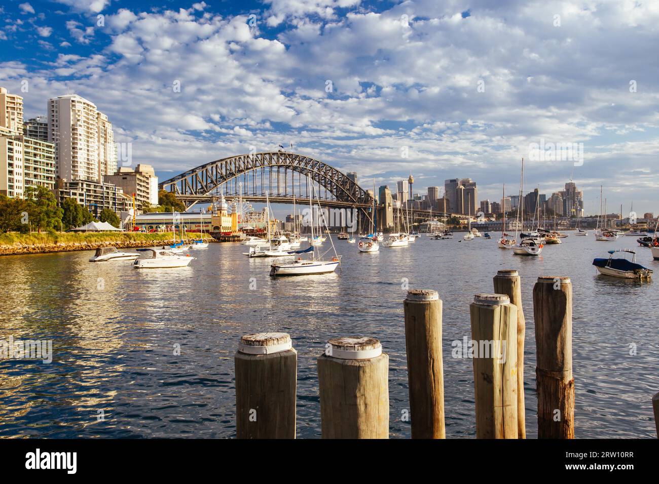 Sydney, Australien, 8. Februar 2015: Blick auf die Lavender Bay in der Nähe des Luna Park in Richtung Sydney CBD in New South Wales, Australien Stockfoto