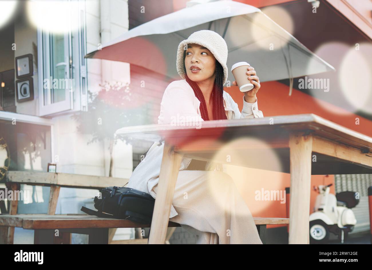 Outdoor, Coffee Shop und Woman entspannen bei einem Drink im Café, Restaurant oder auf der Terrasse im Bistro mit Gene z in Streetwear oder Urban Fashion. Stadt, Stil und Stockfoto