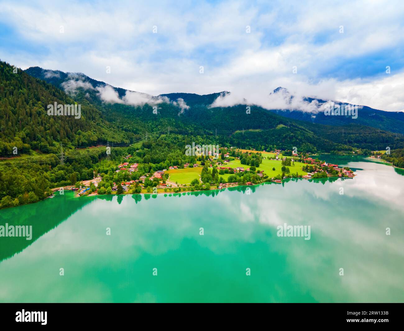 Walchensee Luftpanorama. Walchensee oder Walchensee ist einer der tiefsten und größten Alpenseen in Deutschland. Stockfoto