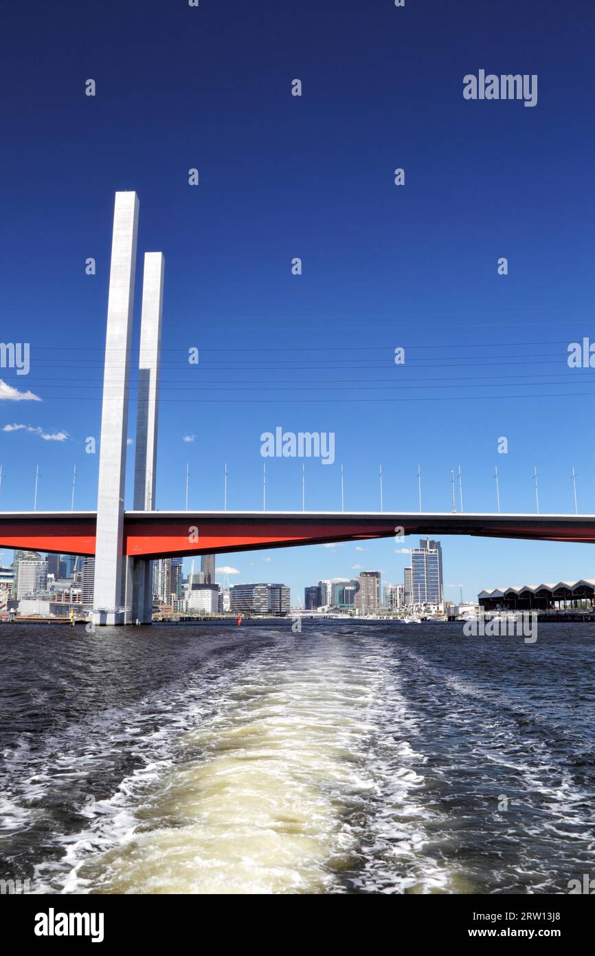 Bolte Bridge über den Yarra River in Melbourne, Victoria, Australien, an einem wunderschönen Sommertag Stockfoto