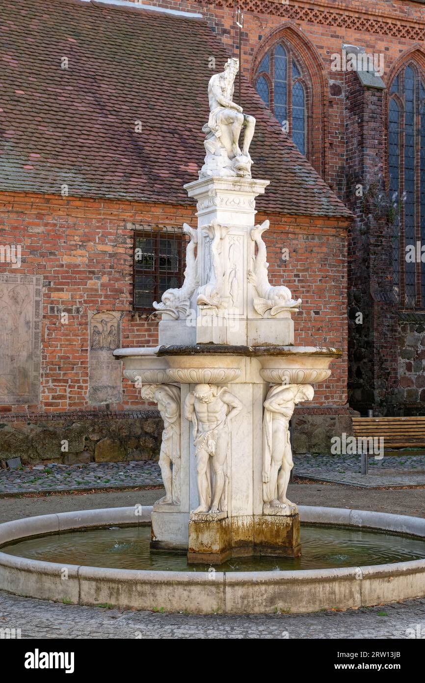 Der Neptun-Brunnen vor St. Nikolaikirche in Osterburg, Altmark. Hansestadt Osterburg, Sachsen-Anhalt, Deutschland Stockfoto