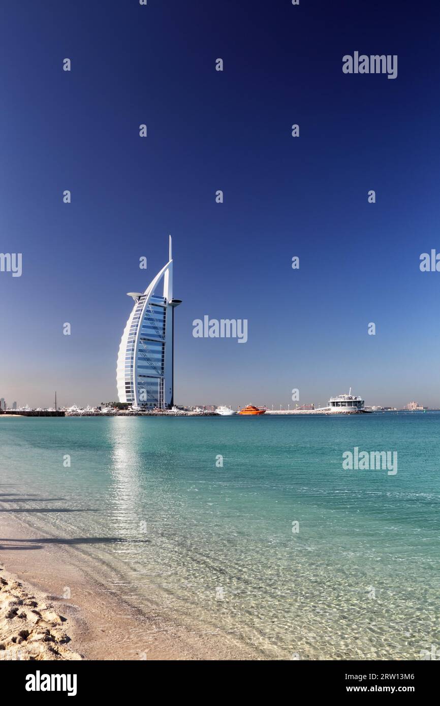 Das Luxushotel Burj al Arab am Jumeirah Beach in Dubai, Vereinigte Arabische Emirate Stockfoto