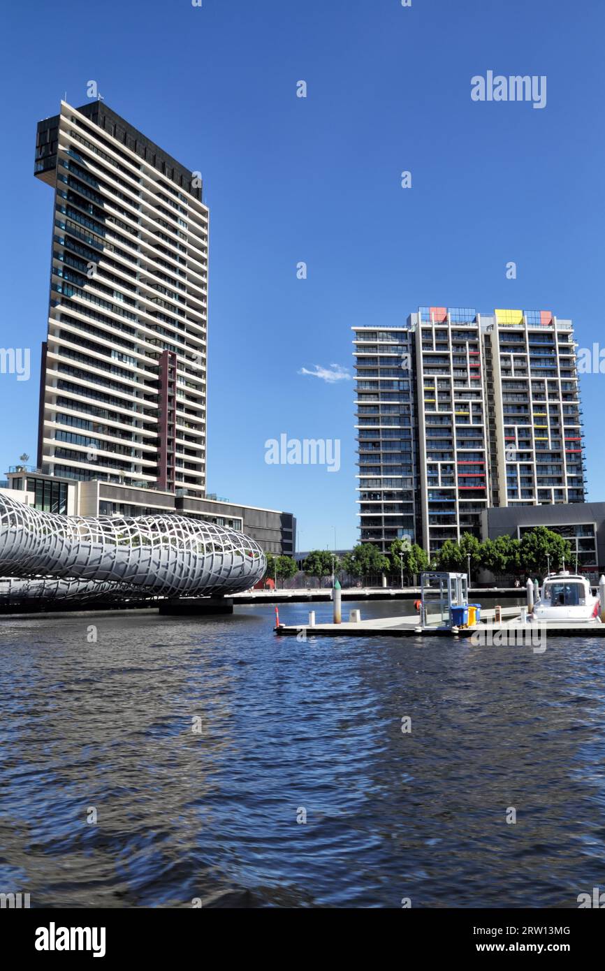 Blick auf Melbourne, Victoria, Australien, vom Yarra River an einem wunderschönen Sommertag Stockfoto