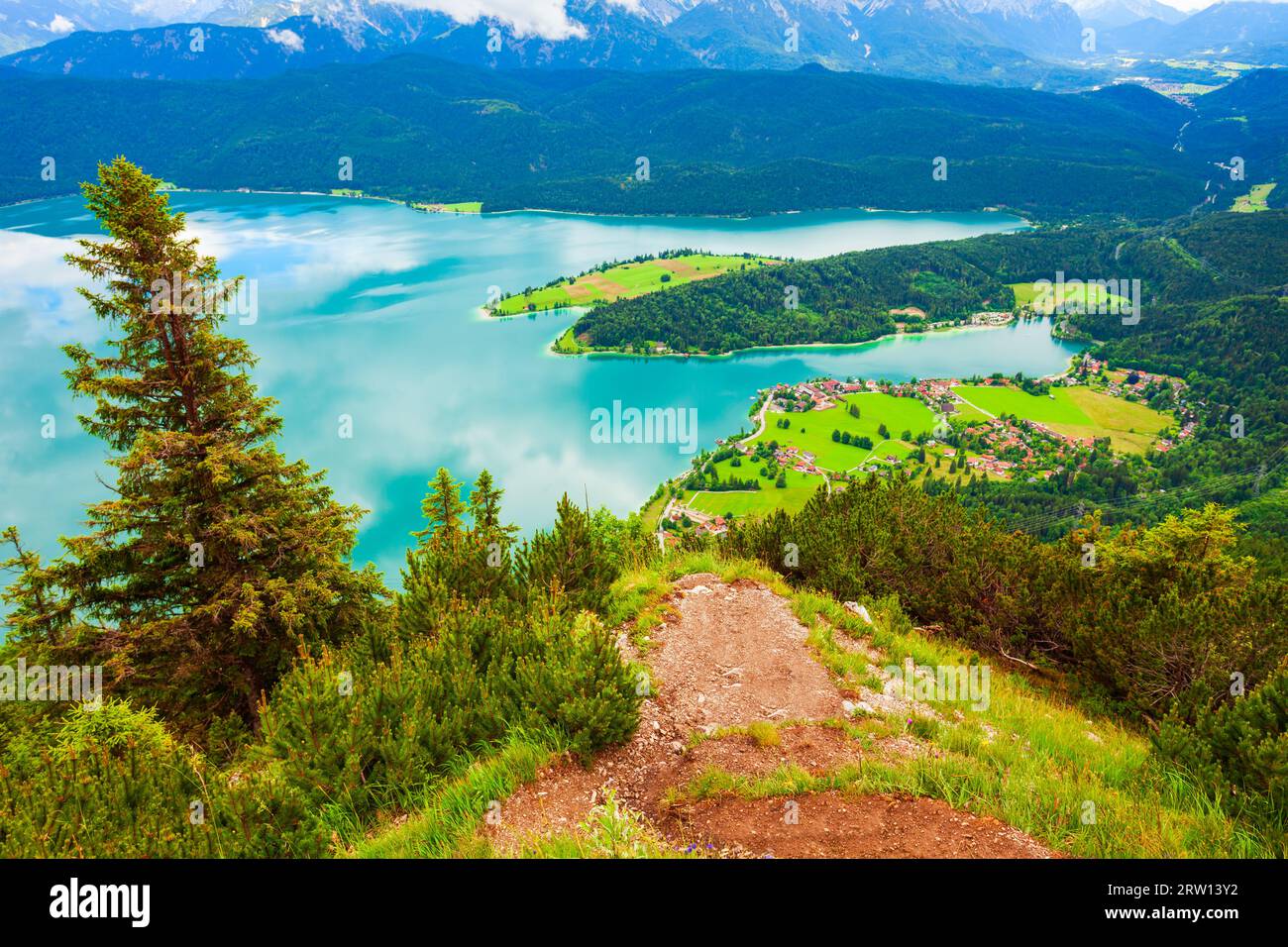 Walchensee Luftpanorama vom Aussichtspunkt Herzogstand. Walchensee oder Walchensee ist einer der tiefsten und größten Alpenseen in Deutschland. Stockfoto