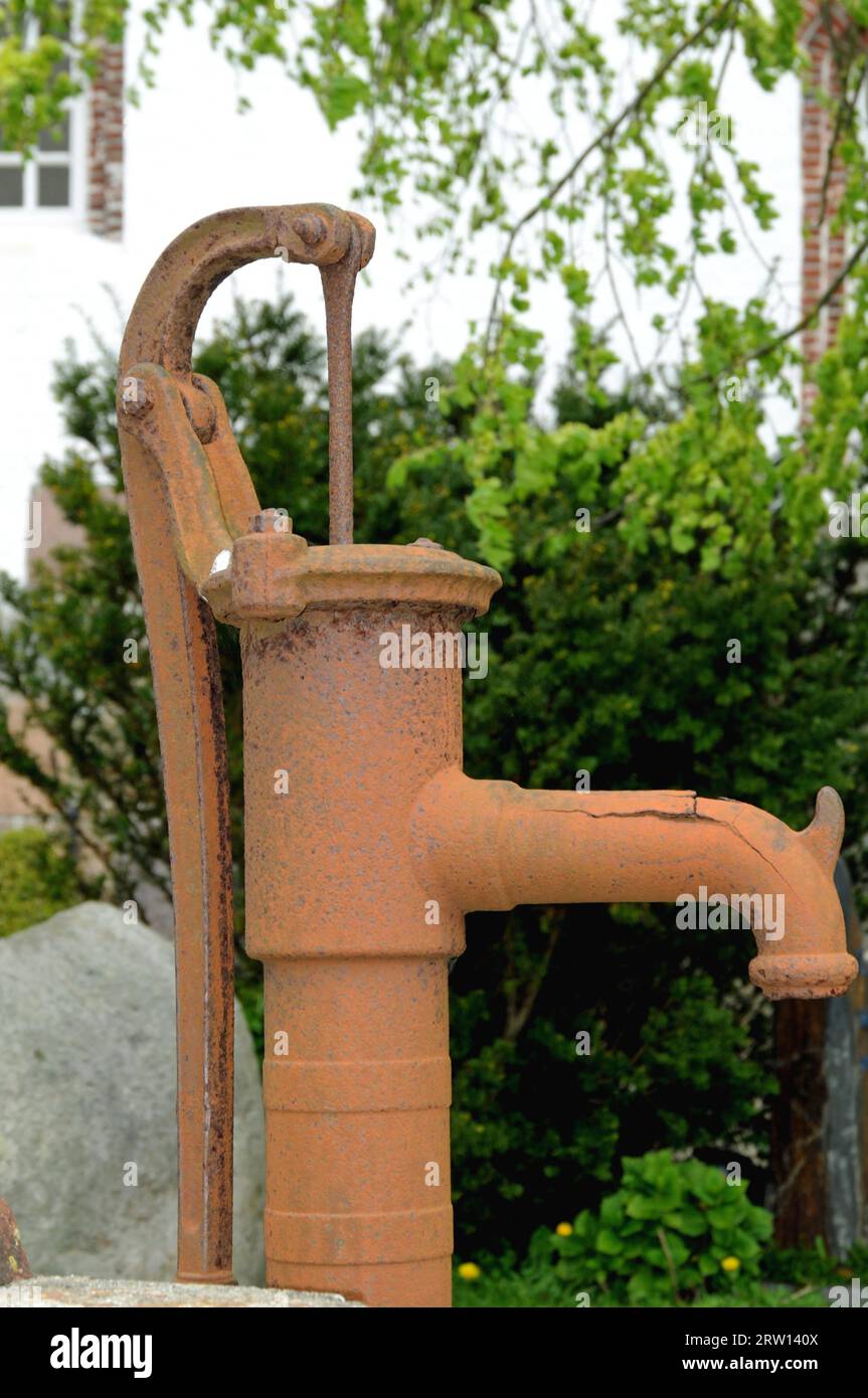 Alte Rusty Nostalgic Swivel Well Pump Stockfoto
