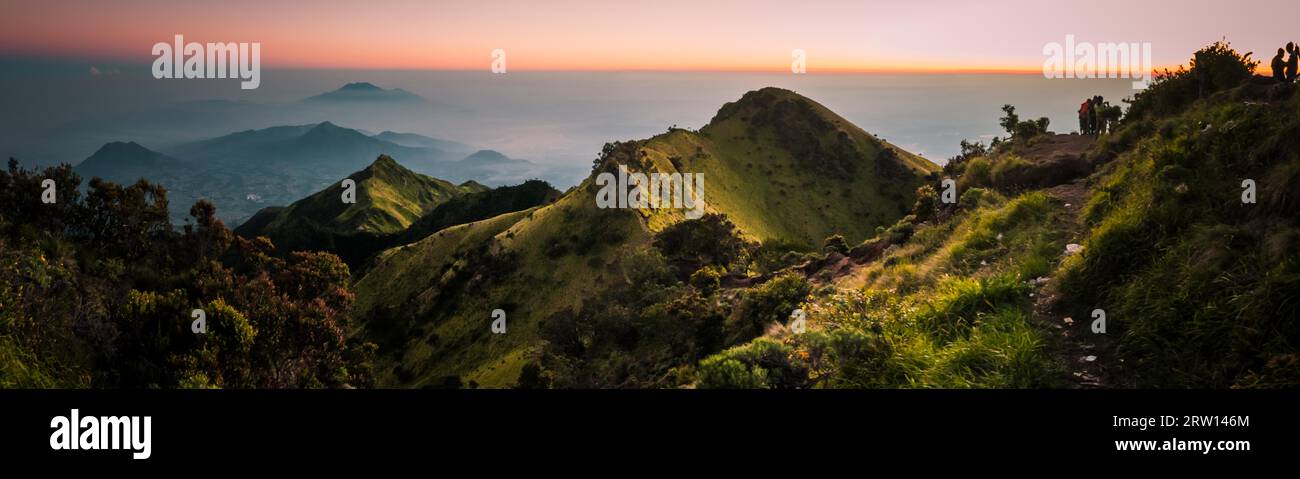 Panoramabild des ruhenden Stratovulkans, des Mount Merbabu und der umliegenden Berge in der Nähe von Yogya in der zentralen Provinz Java in Indonesien. Das ist sehr Stockfoto