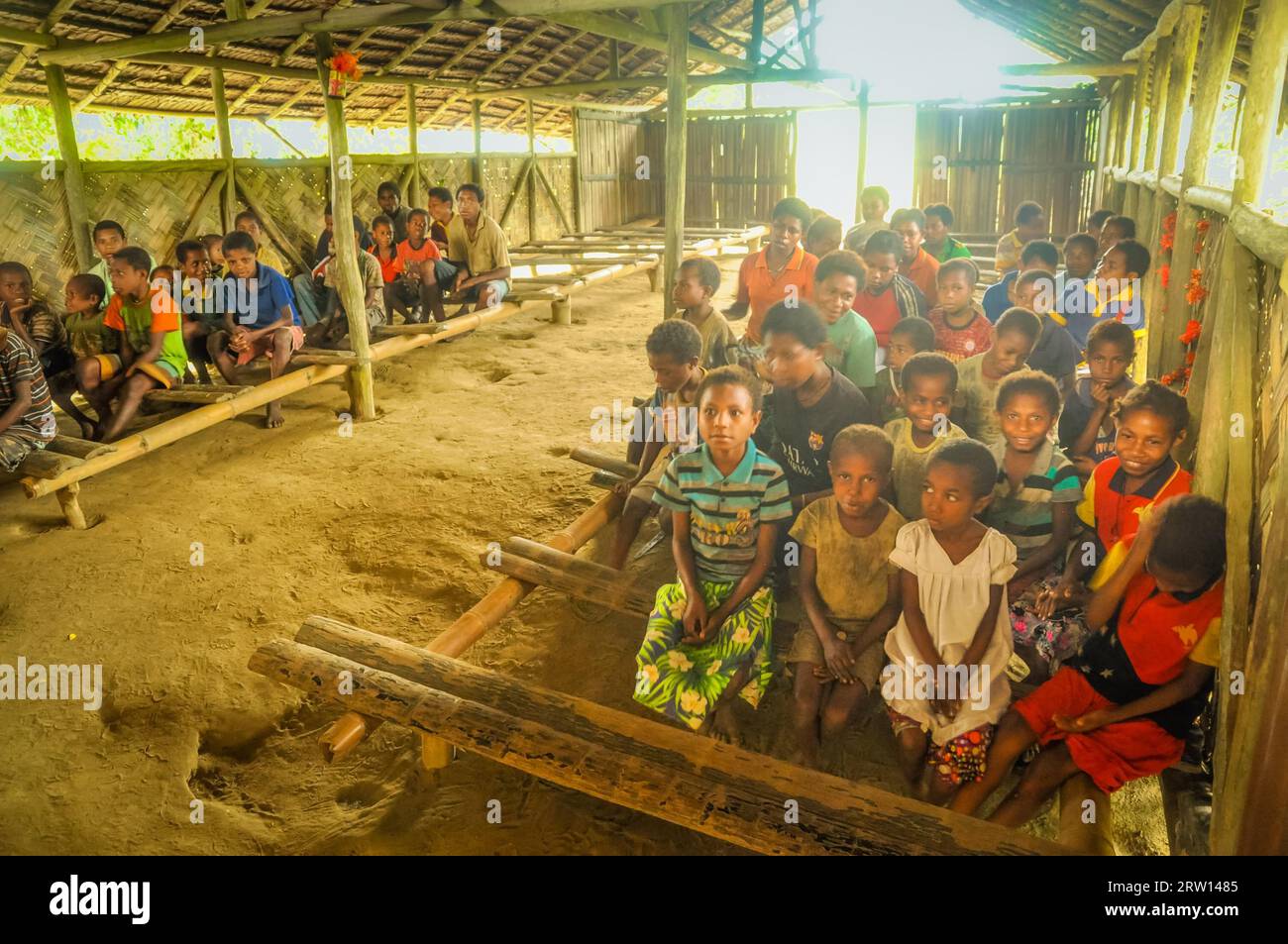 Will-will, Nuku, Papua-Neuguinea, Juli 2015: Foto von einheimischen Kindern, die in der Schule in will-will, Nuku, Papua New auf Holzbänken in Unterkünften sitzen Stockfoto