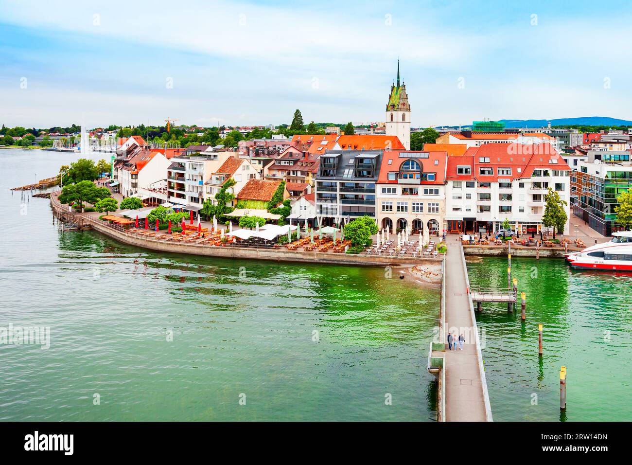 Friedrichshafen Altstadt Luftpanorama. Friedrichshafen ist eine Stadt am Ufer des Bodensees in Bayern. Stockfoto