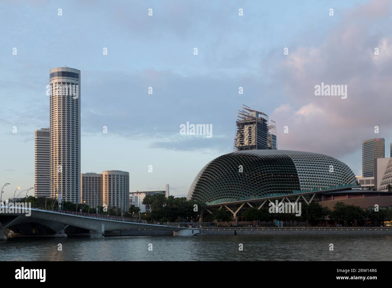 Singapur, Singapur, 30. Januar 2015: Blick auf die Esplanade mit dem Theater in Form einer Durianfrucht Stockfoto