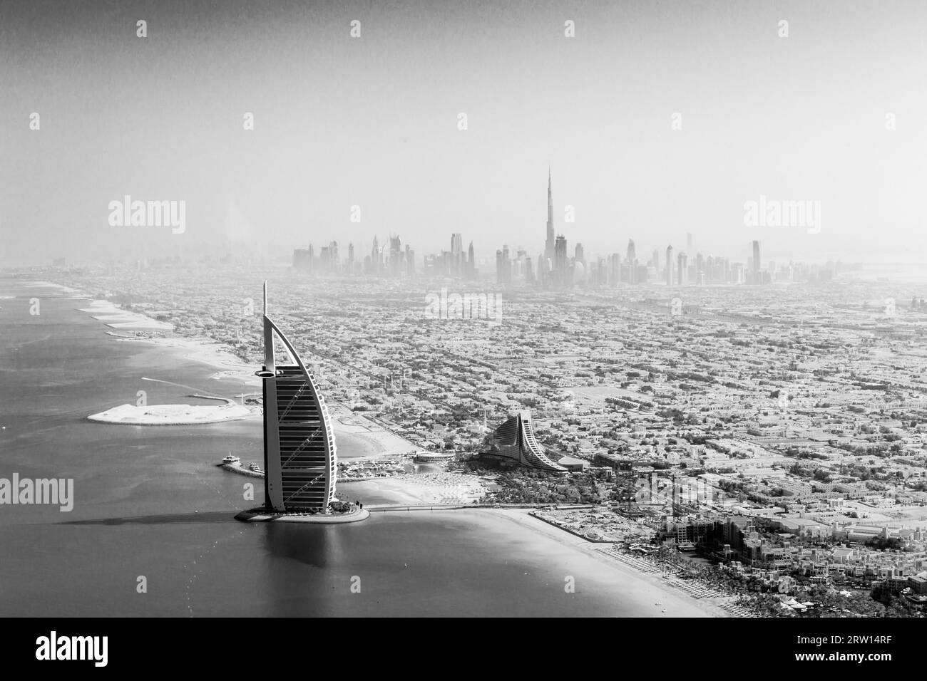 Dubai, Vereinigte Arabische Emirate, 17. Oktober 2014: Das berühmte Burj Al Arab Hotel und die Skyline von Dubai, die von einem Wasserflugzeug in Schwarz-weiß genommen werden Stockfoto