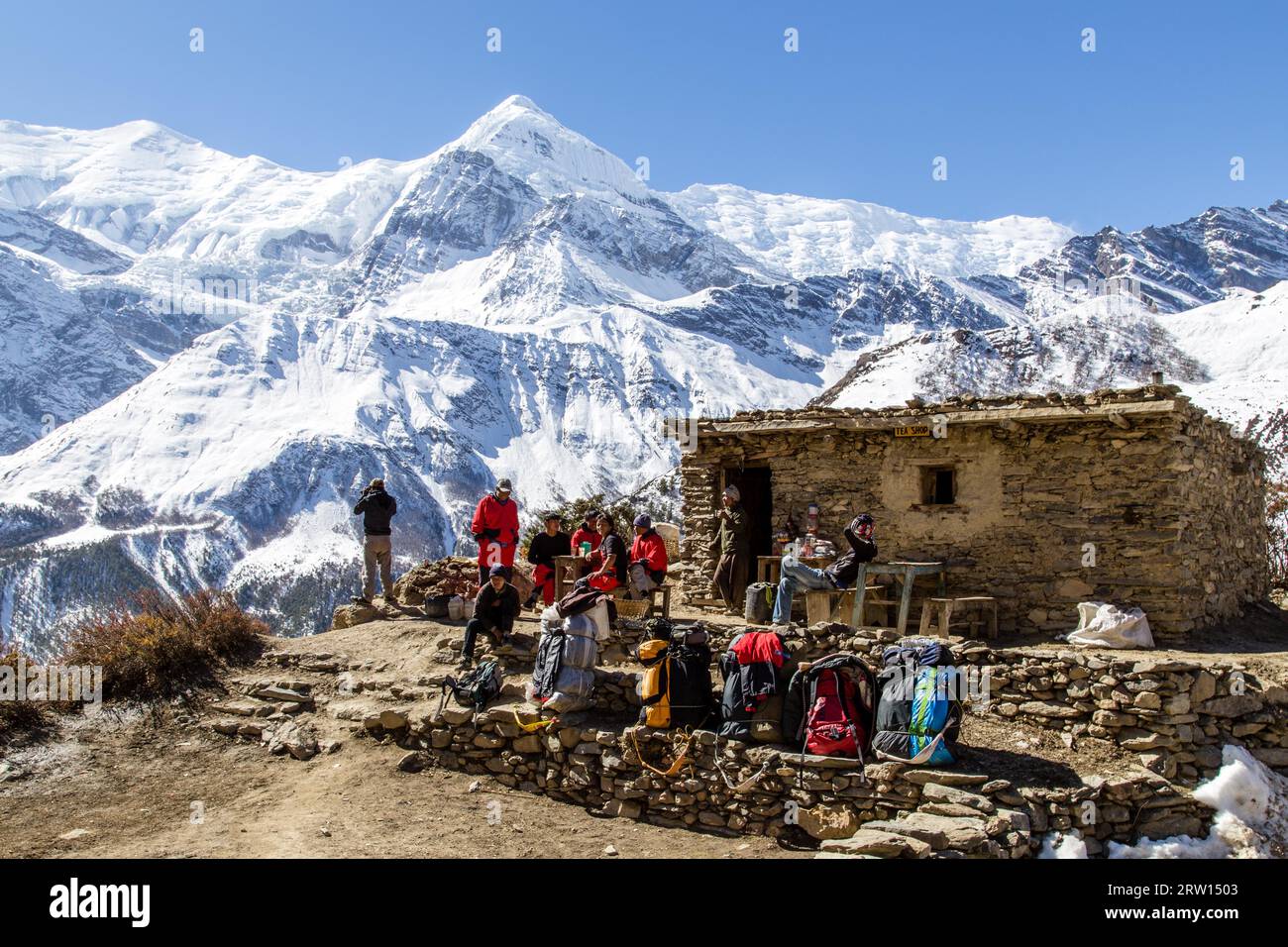 Annapurna Area, Nepal, 30. Oktober 2104: Gruppe von Wanderern, die eine Pause in einer Hütte in den verschneiten Bergen des Annapurna Conservation Area einlegen Stockfoto Annapurna Area, Nepal, 30. Oktober 2104: Gruppe von Wanderern, die eine Pause in einer Hütte in den verschneiten Bergen des Annapurna Conservation Area einlegen Stockfoto