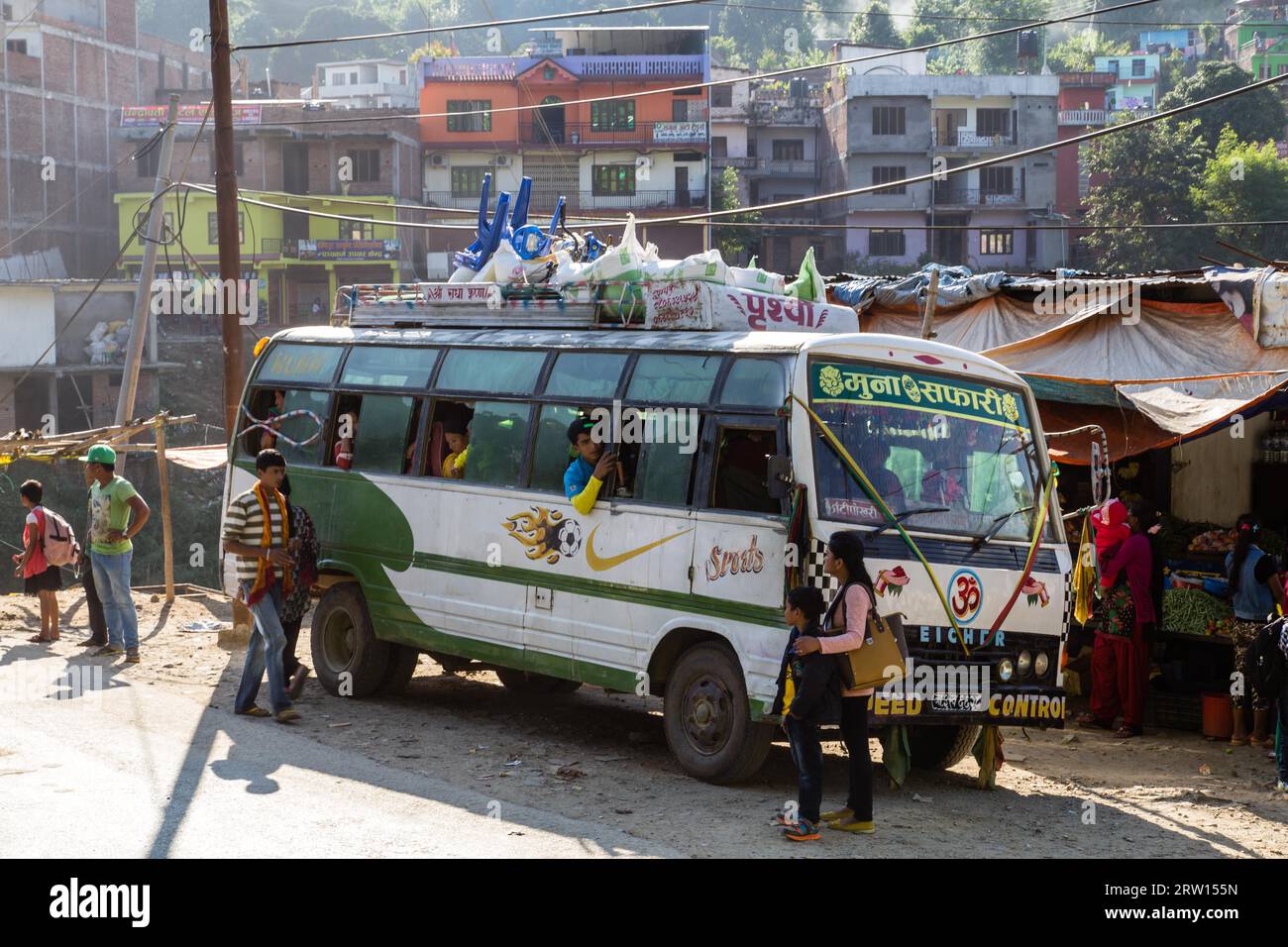Kathmandu, Nepal, 22. Oktober 2014: Ein Bus voller Menschen, die am Straßenrand parken Stockfoto