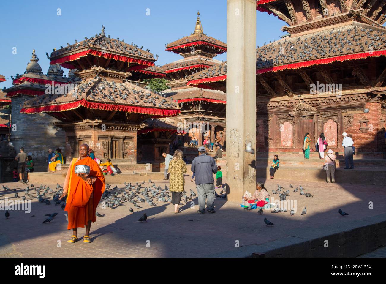 Kathmandu, Nepal, 19. Oktober 2014: Ein Mönch, der auf dem historischen Durbar Square steht Stockfoto