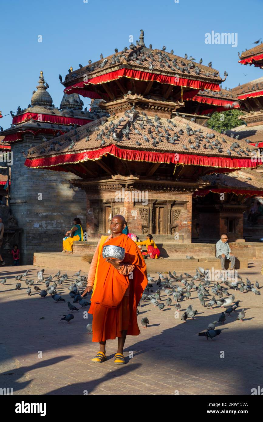 Kathmandu, Nepal, 19. Oktober 2014: Ein Mönch, der auf dem historischen Durbar Square steht Stockfoto
