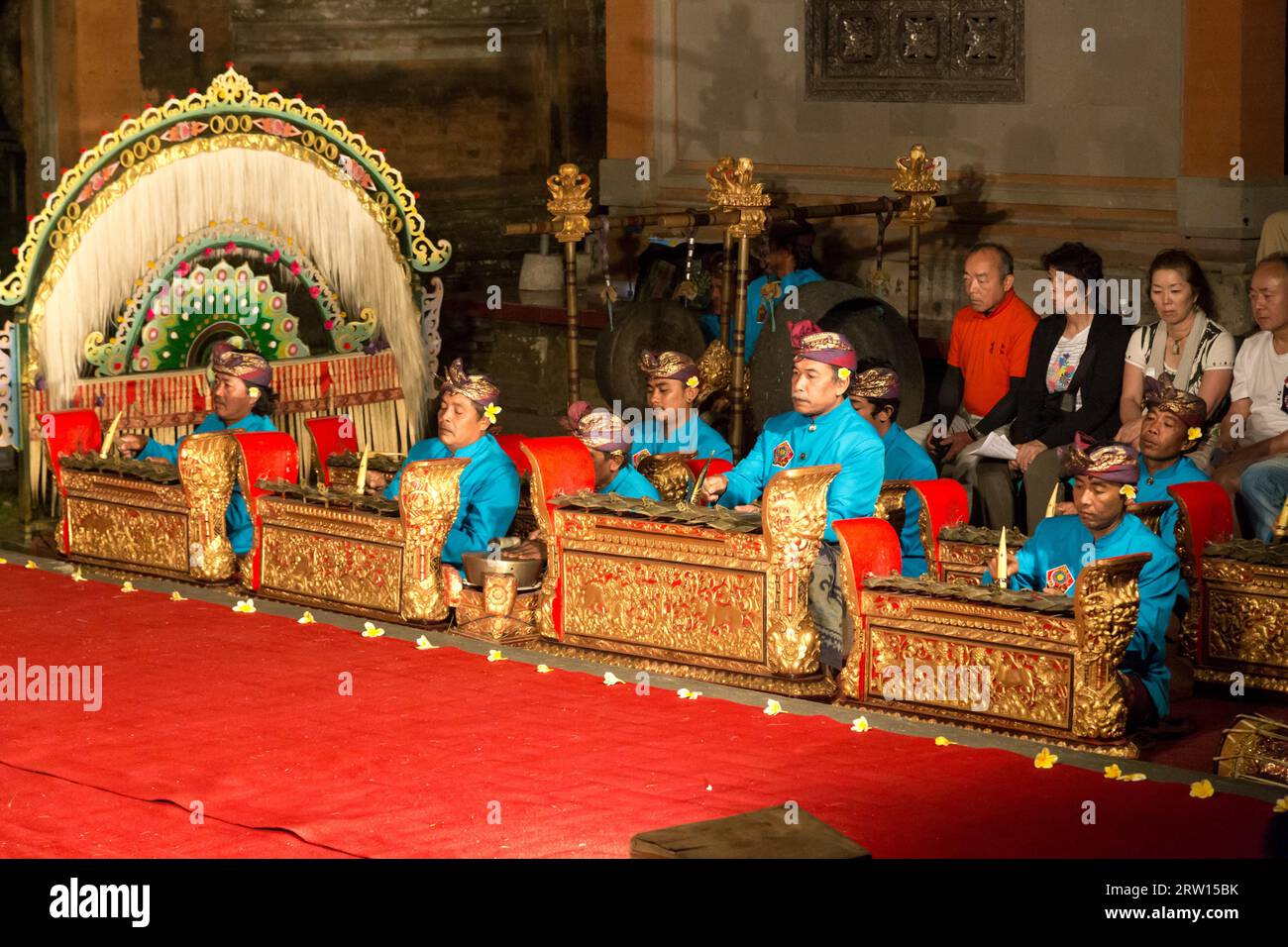 Ubud, Indonesien, 1. Juli 2015: Gruppe von Männern, die Musik bei einer traditionellen Legong- und Barong-Show im Ubud-Palast spielen Stockfoto